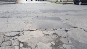 riparazione buche stradali